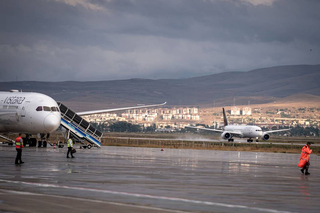 Erzurum’da zorunlu iniş yapan uçak, Hindistan’a döndü - Resim: 13